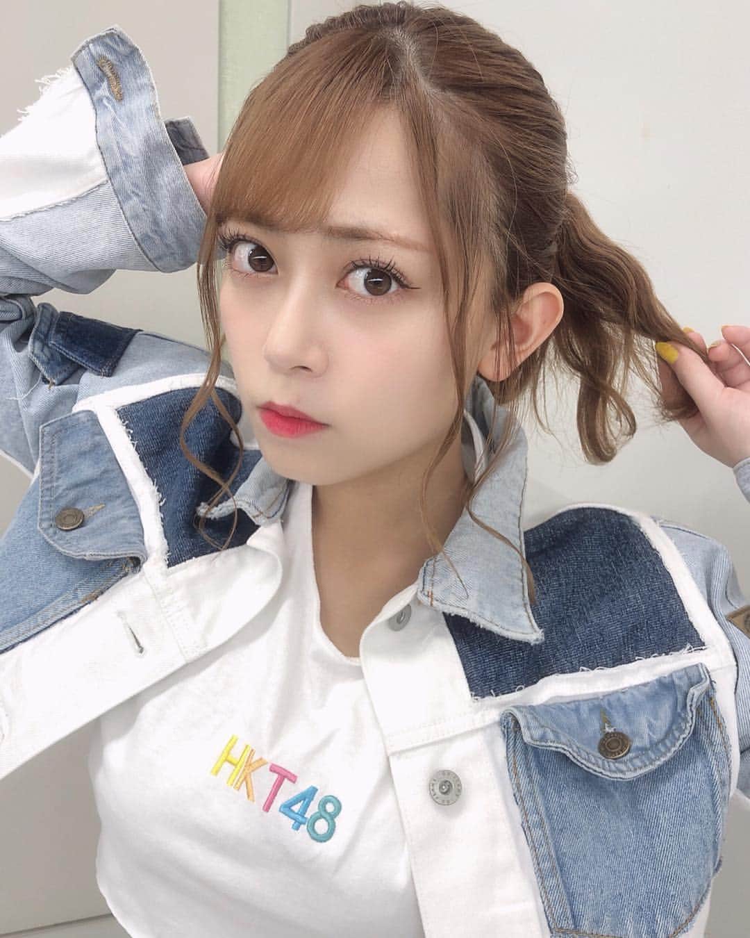 岩花詩乃のインスタグラム：「Mステありがとうございました！！ 見つけれましたか？？🥺 大事な日はポニーテールです☺️ この衣装激カワすぎる😥 2枚目の写真はネイルが見えるように💅🏼 指原さんカラー！ メンバー7人くらいにもしてあげました🥺笑 * * #Mステ#ポニーテール#ネイル」