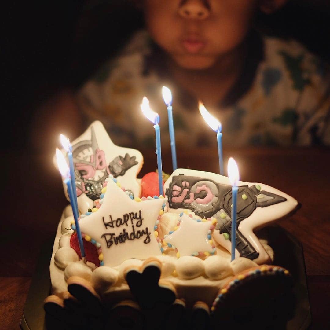 Hiromi Ｍaedaさんのインスタグラム写真 - (Hiromi ＭaedaInstagram)「Happy Birthday WAKU!👦🏻 ・ 今年はわくの好きなジオウケーキ✌🏻✌🏼💙 ・ まだ体調万全ではないので早くよくなってくれますように🙏🏻🌿 ・ ・ #6歳#仮面ライダージオウケーキ#ブログ更新しました」4月26日 22時08分 - hiron953