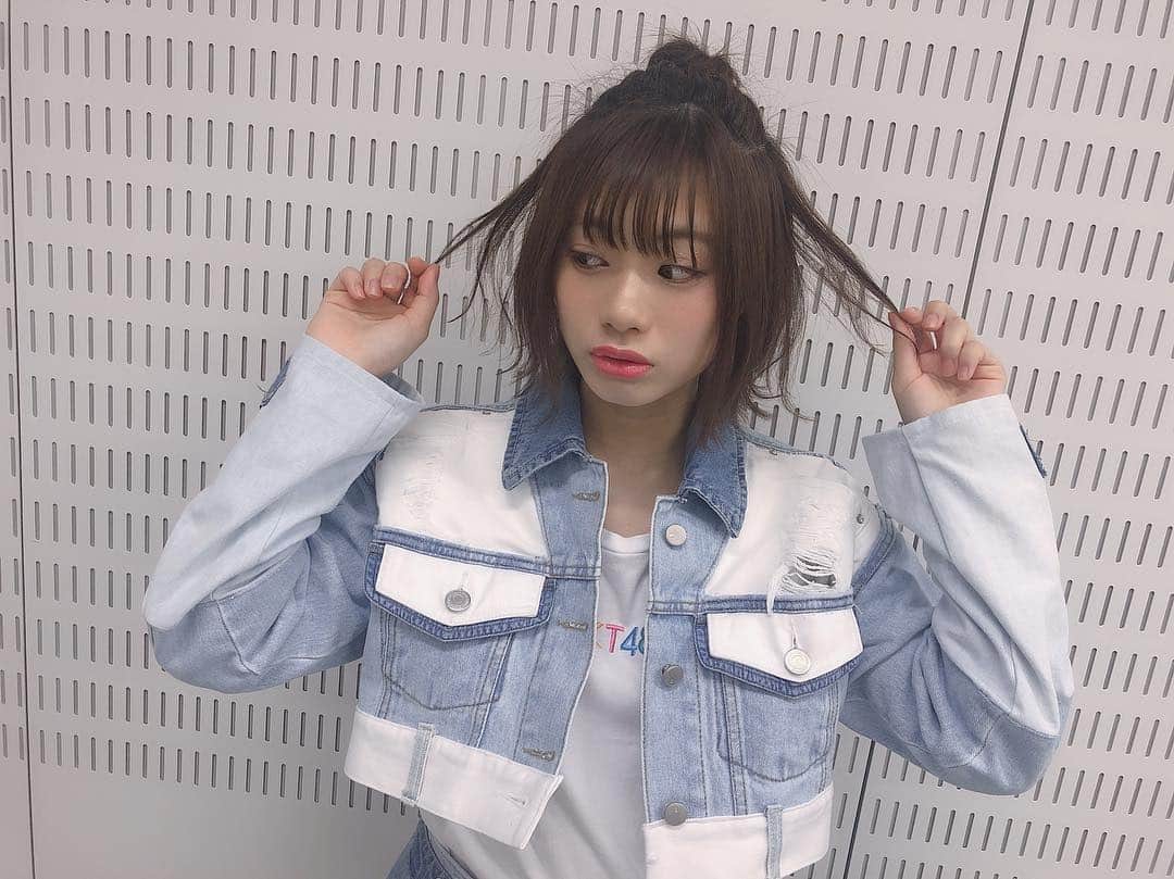 深川舞子のインスタグラム：「Mステ見てくださいましたか？？？ 今回の衣装はデニムがいっぱい😊 めっちゃお気に入りです！！！ ＊ 髪も伸びたのでアレンジしてもらいました！！ 茶髪になってやってみたかった ハーフアップお団子です！」