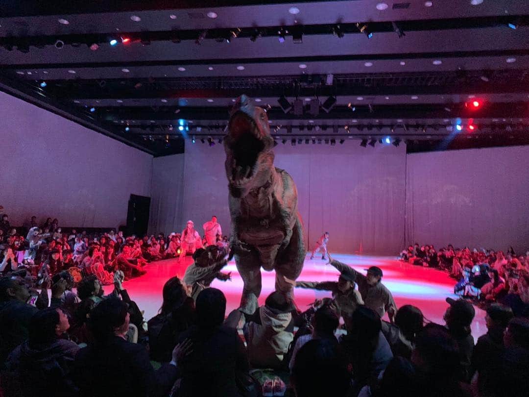 yucat（加藤有加利）さんのインスタグラム写真 - (yucat（加藤有加利）Instagram)「お昼にとても素敵な顔合わせがあり それ終わりに昨日から #渋谷ヒカリエ で開催されている #体験型恐竜ライブショー #DINOSAFARI #ディノサファリ に行ってきました。 ナイトメアバージョンは恐竜が興奮状態とのことで迫力満点のショーでした。楽しかったー！ トリケラトプスの子供かわいすぎました💕 夏のワンマンライブは恐竜レストランでやるのでとてもいい刺激をもらいました(^^) ・ ・ #yucat #加藤有加利 #rythem #恐竜 #dinosaur #ティラノサウルス #トリケラトプス #アロサウルス」4月26日 22時20分 - yucat1031