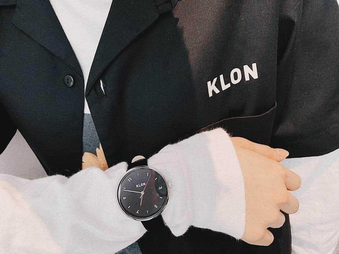 小林玲さんのインスタグラム写真 - (小林玲Instagram)「.﻿ ﻿ ﻿ 私服〜﻿ 久々にボーイッシュ✌︎✌︎✌︎﻿ ﻿ KLONのシャツ﻿ シンプルで着回ししやすいし﻿ 時計も合せやすい！﻿ ﻿ 他にも違う着方するの楽しみ〜☺︎﻿ ﻿ #KLON #fashion #shirt #black ﻿ #watch #me #japan #japanesegirl ﻿ #girl #shorthair」4月26日 22時14分 - rei.kobayashi