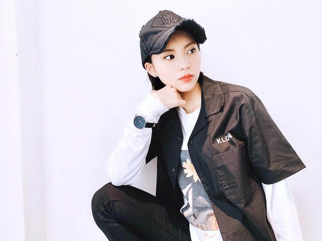 小林玲のインスタグラム：「.﻿ ﻿ ﻿ 私服〜﻿ 久々にボーイッシュ✌︎✌︎✌︎﻿ ﻿ KLONのシャツ﻿ シンプルで着回ししやすいし﻿ 時計も合せやすい！﻿ ﻿ 他にも違う着方するの楽しみ〜☺︎﻿ ﻿ #KLON #fashion #shirt #black ﻿ #watch #me #japan #japanesegirl ﻿ #girl #shorthair」