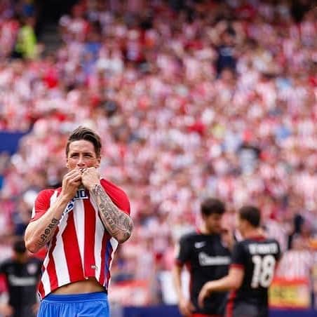 フェルナンド・トーレスのインスタグラム：「Happy 116th birthday @atleticodemadrid 🔴⚪️🔴⚪️🔴⚪️🔴⚪️🔴⚪️🔴 Feliz 116 cumpleaños @atleticodemadrid」