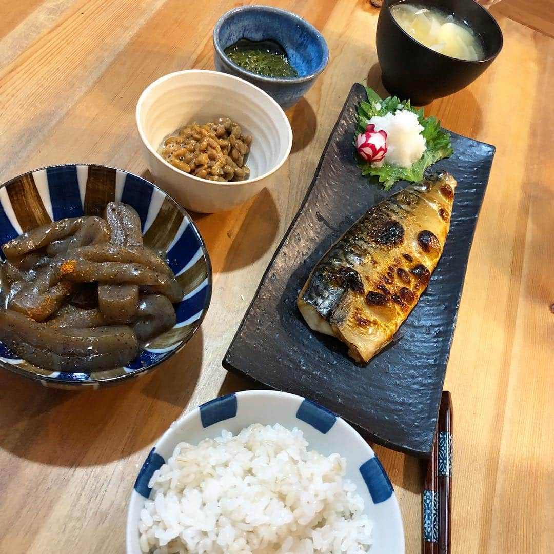 吹田早哉佳さんのインスタグラム写真 - (吹田早哉佳Instagram)「今日の#パパごはん は、4歳の娘が作りました🤗 いつもお手伝いしたがるけど、時間になかなか余裕がない。 今日はお休み前ということで、たっぷりやらせてあげました。 包丁の使い方も火を使うのも、教えてあげながら、見守りながら…本当に楽しそうに一生懸命頑張ってた╰(*´︶`*)╯♡ 私がやったのは、ラディッシュの飾り切りくらい（笑）  おかわりまでして食べてくれたパパに娘もにんまり☺️ 食べ終わった後の洗い物まで全部やってくれてます❤️ #お手伝い #4歳女の子 #小さなママ」4月26日 22時18分 - sayaka.0623