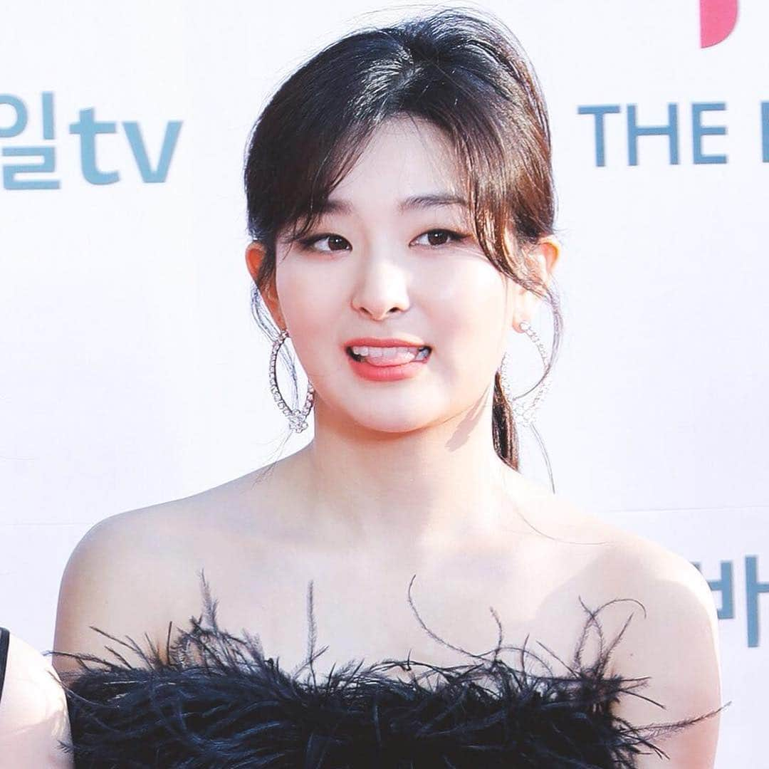 スルギさんのインスタグラム写真 - (スルギInstagram)「SEULGI - The Fact Music Award Red Carpet ✨ 📸 sensible_k; hypertwist_ #REDVELVET #레드벨벳 #SEULGI #슬기 #🐻」4月26日 22時29分 - kristiandawal29