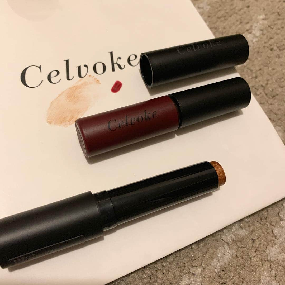 YU-U（工藤由布）さんのインスタグラム写真 - (YU-U（工藤由布）Instagram)「celvoke行ってきた♥️新作チェック✔︎ 👀バーム2+3・2オンリー(左・右) 💋グロス6・7・8(左・上・下) 悩みすぎて色々つけて頑張って2つに絞った😂😂 👀はイエロー気分だったけど手持ちのイエローで似たニュアンスにしようかなと我慢😤 そして💄もオレンジ系にしようと思ったけど色々あるからあえて赤っぽいのにした✨イエローリップライナーと合わせたりしたいな🙆🏼‍♀️ ちーちゃんありがとよー🙈 ・・・ #celvoke #u_makeたち #インフィニトリーバーム #エンスロールグロス」4月26日 22時21分 - nyan22u22nyan