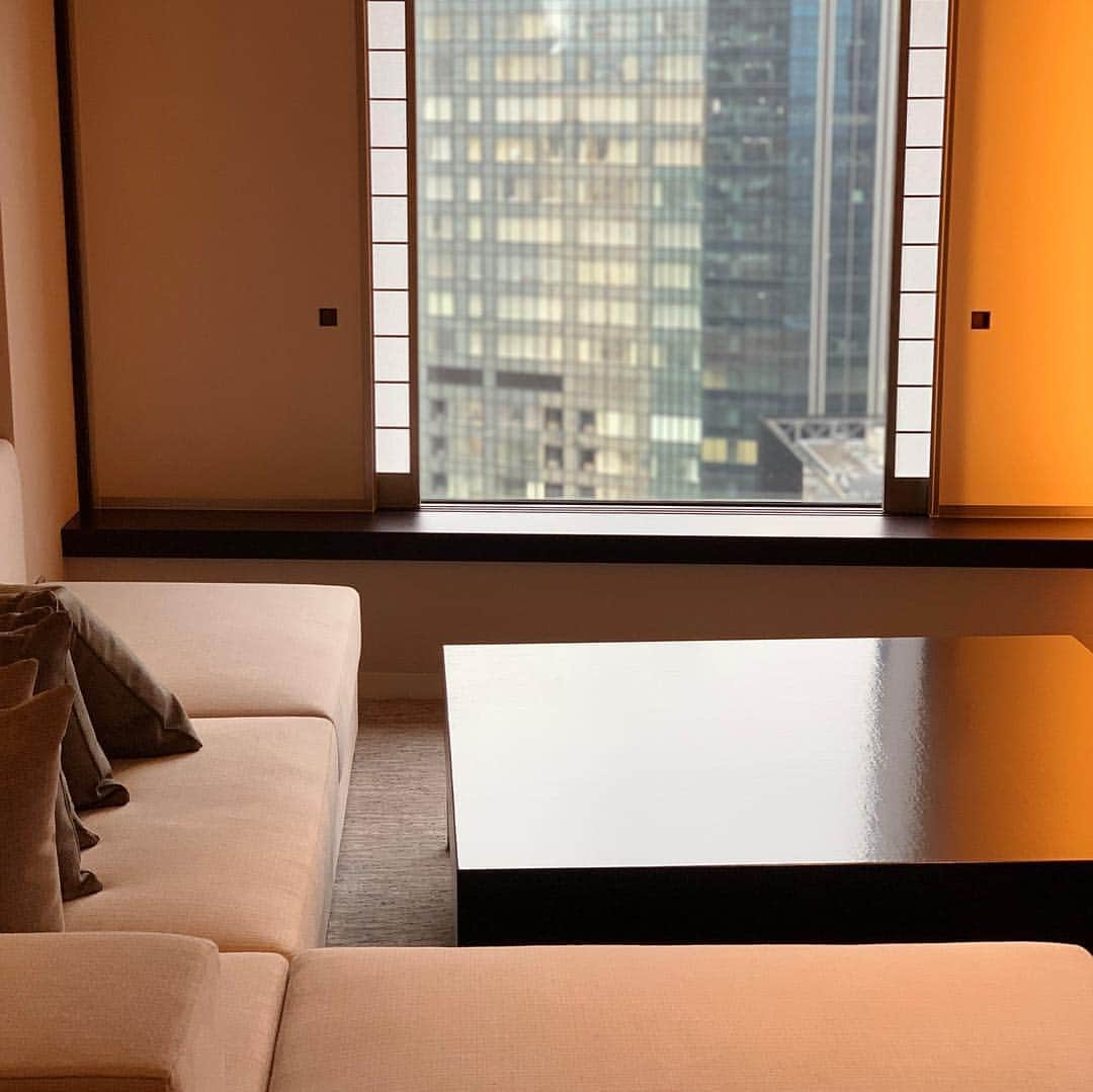 前田ゆかさんのインスタグラム写真 - (前田ゆかInstagram)「Hilton tokyo エグゼクティブラウンジリニューアルオープン、TSUNOHAZU5月新メニュープレスレビューへ行って参りました。 4月27日オープン！  ホテルの最高層階にスイートルーム泊専用ラウンジ、スムーズチェックイン。 朝食、アフタヌーンティー、プレディナーカクテルをエレベーターに乗らず同じ階でスムーズに快適に滞在をサポート。  夜は幻想的な天空のラウンジを堪能できそうな想像が膨らみます✨  二階TSUNOHAZUは中華、日本料理、グリルステーキと一皿一皿にクリエイティブな美しさと四季のポイントがしっかりと押さえてある。 日本料理の大豆シートで包んだ手巻き寿司がヘルシーで美味しくいただきました。 温かな想いがキッチンとゲストの距離を縮め かけがえのない特別な時間にしてくれるおもてなし。 現代にとしっかりアレンジされていました。  @kyokomuto0628 さん @cookie.poo さんと一緒に！ #hiltontokyo #ヒルトン東京 #エグゼクティブラウンジ #TSUNOHAZU #hiltonhotel」4月26日 22時21分 - maeyuka