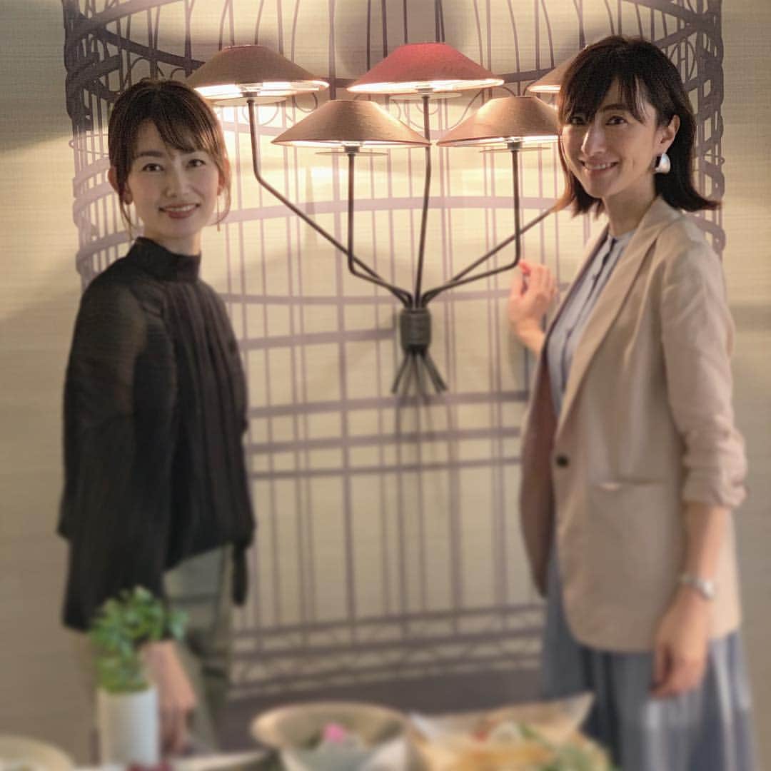 前田ゆかのインスタグラム：「Hilton tokyo エグゼクティブラウンジリニューアルオープン、TSUNOHAZU5月新メニュープレスレビューへ行って参りました。 4月27日オープン！  ホテルの最高層階にスイートルーム泊専用ラウンジ、スムーズチェックイン。 朝食、アフタヌーンティー、プレディナーカクテルをエレベーターに乗らず同じ階でスムーズに快適に滞在をサポート。  夜は幻想的な天空のラウンジを堪能できそうな想像が膨らみます✨  二階TSUNOHAZUは中華、日本料理、グリルステーキと一皿一皿にクリエイティブな美しさと四季のポイントがしっかりと押さえてある。 日本料理の大豆シートで包んだ手巻き寿司がヘルシーで美味しくいただきました。 温かな想いがキッチンとゲストの距離を縮め かけがえのない特別な時間にしてくれるおもてなし。 現代にとしっかりアレンジされていました。  @kyokomuto0628 さん @cookie.poo さんと一緒に！ #hiltontokyo #ヒルトン東京 #エグゼクティブラウンジ #TSUNOHAZU #hiltonhotel」