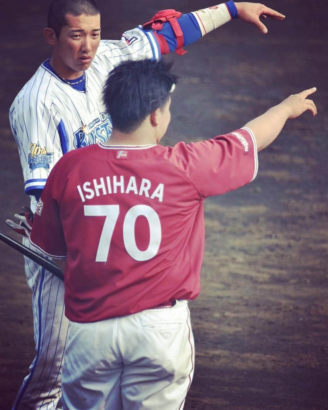 石原彪のインスタグラム：「久しぶりの投稿‼︎ 同級生。  懐かしい写真！ 現在と高校。  実は高校同じなんです。 厳しい世界やけど頑張ろう！  二枚目はこんなんですが、仲良いので大丈夫です🙆‍♂️ #山本祐大 #同級生 #同じ高校 #頑張ろう#てかなんでハゲ？」