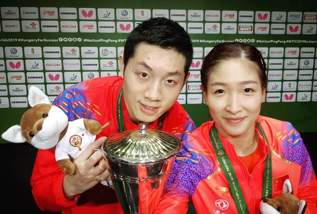 ITTF Worldさんのインスタグラム写真 - (ITTF WorldInstagram)「🤳😁😁 That's right, we're World Champions!!! 😉 🥇 Xu Xin & Liu Shiwen 🥇  #ITTFWorlds2019 #GoldenSelfie #NotJustPingPong」4月26日 22時26分 - wtt