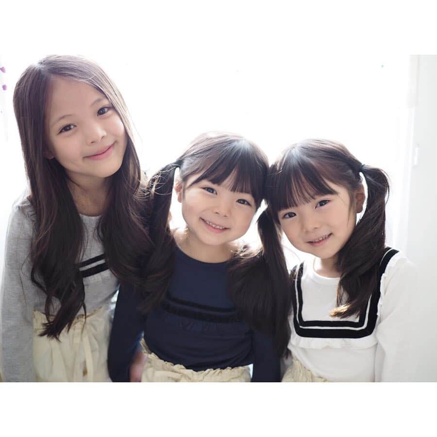 Yukiさんのインスタグラム写真 - (YukiInstagram)「明日からついに G.W.が始まりますね(o^^o)  今年は10連休🍀*゜ お休みの方もお仕事の方も楽しくすごしたいですね✨  近場のお出かけも、遠出も気になって連日お出かけプランをリサーチしてました👀✨ 全国に行きたいところがいっぱいあって決めるのが大変(o^^o)💓 連休中に楽しみな予定もあるので元気にすごしたいです◟̆◞̆💓💓 * * 三姉妹でおそろいのトップスは @mirikids_officialshop さん💓  天気の変わりやすい日は薄手の長袖がちょうどいい◟̆◞̆💓 キッズモデルの募集もされてるので、気になる方はぜひ見てみてください(o^^o) * * たのしい連休をお過ごしください☆*°」4月26日 22時30分 - yukikuu96