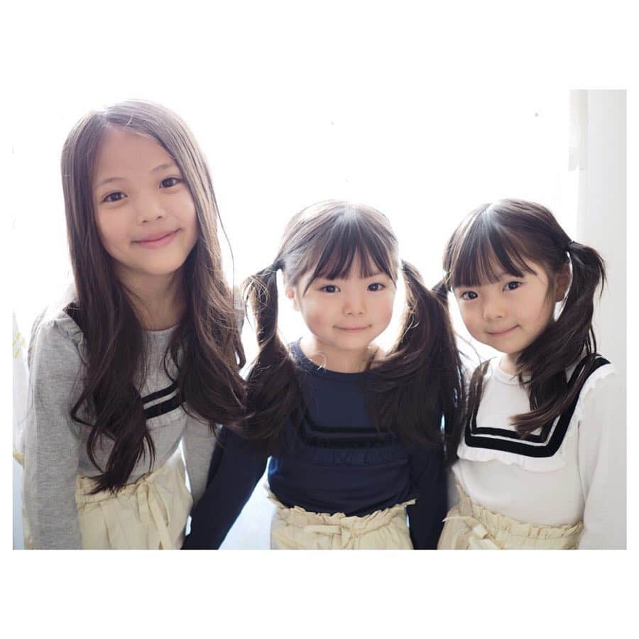 Yukiさんのインスタグラム写真 - (YukiInstagram)「明日からついに G.W.が始まりますね(o^^o)  今年は10連休🍀*゜ お休みの方もお仕事の方も楽しくすごしたいですね✨  近場のお出かけも、遠出も気になって連日お出かけプランをリサーチしてました👀✨ 全国に行きたいところがいっぱいあって決めるのが大変(o^^o)💓 連休中に楽しみな予定もあるので元気にすごしたいです◟̆◞̆💓💓 * * 三姉妹でおそろいのトップスは @mirikids_officialshop さん💓  天気の変わりやすい日は薄手の長袖がちょうどいい◟̆◞̆💓 キッズモデルの募集もされてるので、気になる方はぜひ見てみてください(o^^o) * * たのしい連休をお過ごしください☆*°」4月26日 22時30分 - yukikuu96