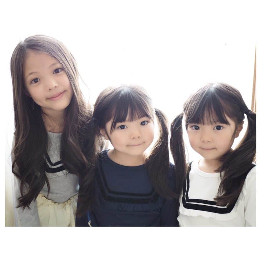 Yukiさんのインスタグラム写真 - (YukiInstagram)「明日からついに G.W.が始まりますね(o^^o)  今年は10連休🍀*゜ お休みの方もお仕事の方も楽しくすごしたいですね✨  近場のお出かけも、遠出も気になって連日お出かけプランをリサーチしてました👀✨ 全国に行きたいところがいっぱいあって決めるのが大変(o^^o)💓 連休中に楽しみな予定もあるので元気にすごしたいです◟̆◞̆💓💓 * * 三姉妹でおそろいのトップスは @mirikids_officialshop さん💓  天気の変わりやすい日は薄手の長袖がちょうどいい◟̆◞̆💓 キッズモデルの募集もされてるので、気になる方はぜひ見てみてください(o^^o) * * たのしい連休をお過ごしください☆*°」4月26日 22時30分 - yukikuu96