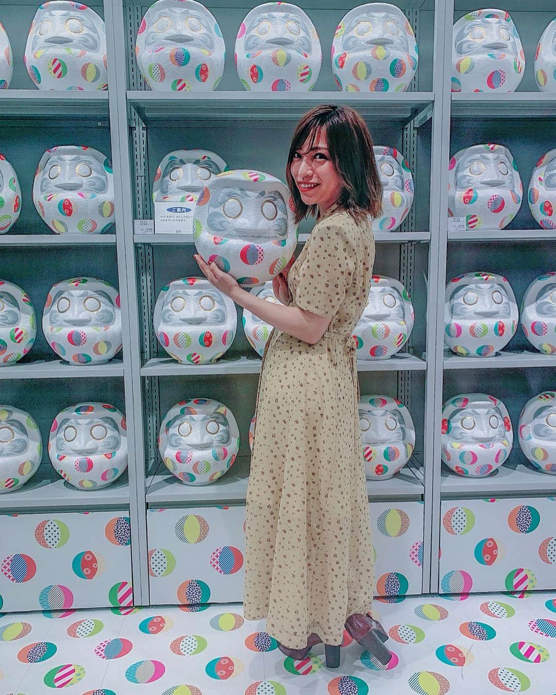 和希詩織さんのインスタグラム写真 - (和希詩織Instagram)「🍦🌵📸#new #ginza #loft . . 癒しの空間と#アイス やオシャレフードがいっぱい🤭❤️ . . #銀座ロフト が4月26日今日からグランドオープン🎉 . . ロフトとは思えない#観葉植物 に生い茂ったフロアたまらん👏 . . フロアごとにエコやメキシカン ストーリー性のある楽しい空間で新しい🤭❤️ . . ほかにもシャンプーなどのフロアのオシャレさと見やすさ💯  #スマテ のダルマコーナーもすごい映えるしラッピングとかももはや#問屋街レベル👏👏👏 . . #フジカラー のフォトスポットが#エモい プリクラみたいな写真機種にもエモさ満載❤️ . . . . #ロフト#グランドオープン#ロフトレ女子部#ラッピング#植物のある暮らし #アイス部 #アイスタグラム #サボテン #メキシカン#スニーカー#kiks」4月26日 22時32分 - kazukishiori