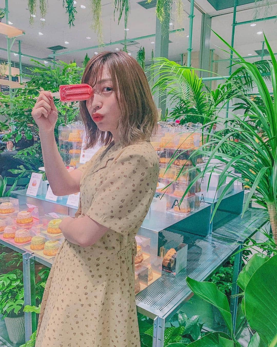 和希詩織さんのインスタグラム写真 - (和希詩織Instagram)「🍦🌵📸#new #ginza #loft . . 癒しの空間と#アイス やオシャレフードがいっぱい🤭❤️ . . #銀座ロフト が4月26日今日からグランドオープン🎉 . . ロフトとは思えない#観葉植物 に生い茂ったフロアたまらん👏 . . フロアごとにエコやメキシカン ストーリー性のある楽しい空間で新しい🤭❤️ . . ほかにもシャンプーなどのフロアのオシャレさと見やすさ💯  #スマテ のダルマコーナーもすごい映えるしラッピングとかももはや#問屋街レベル👏👏👏 . . #フジカラー のフォトスポットが#エモい プリクラみたいな写真機種にもエモさ満載❤️ . . . . #ロフト#グランドオープン#ロフトレ女子部#ラッピング#植物のある暮らし #アイス部 #アイスタグラム #サボテン #メキシカン#スニーカー#kiks」4月26日 22時32分 - kazukishiori