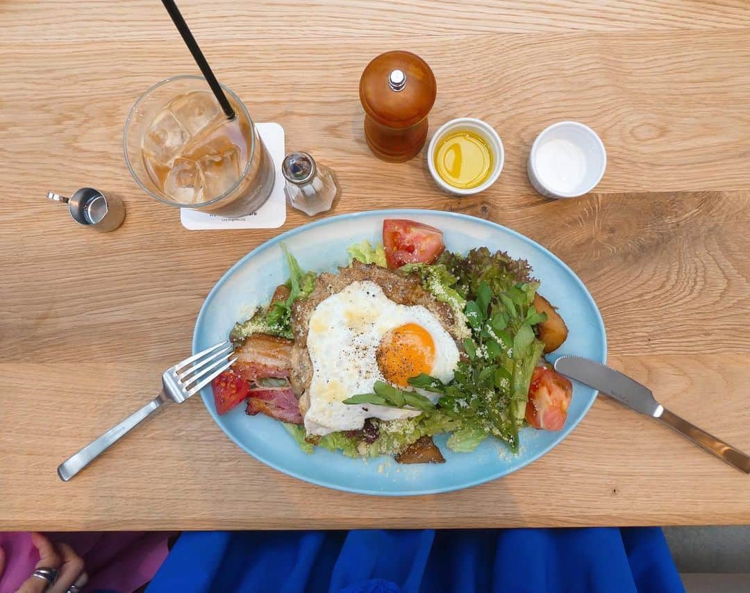 Risako Yamamotoさんのインスタグラム写真 - (Risako YamamotoInstagram)「サラダはドレッシング抜き、オリーブオイルと塩胡椒、レモン🍋をお願いします🙏🏻🥗 ・ 玉ねぎが入ってたら抜いてください。 カフェラテはエスプレッソ少なめで♡ ・ ・ #食べ方のこだわり強め笑 #サラダの食べ方だけは譲れない #salad #サラダランチ #ronhermancafe #ronherman」4月26日 22時33分 - risako_yamamoto
