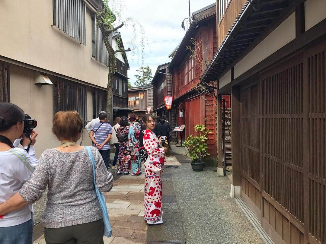 飯窪春菜さんのインスタグラム写真 - (飯窪春菜Instagram)「兼六園の後はひがし茶屋街へ🍵  人生初・人力車にも乗っちゃいました☺️ 父と２人で乗ってるところを、たくさんの人に見られて恥ずかしかったです笑  そして帰りに富山県にも寄り、市役所の展望台から立山連峰を見て帰りました🏔🏔🏔 とても楽しい一泊2日でした〜🌈 #金沢  #旅行  #ひがし茶屋街  #着物  #人力車  #富山  #立山連峰  #親子旅行  #はるなの毎日  #飯窪ってる」4月26日 22時45分 - harunaiikubo_official