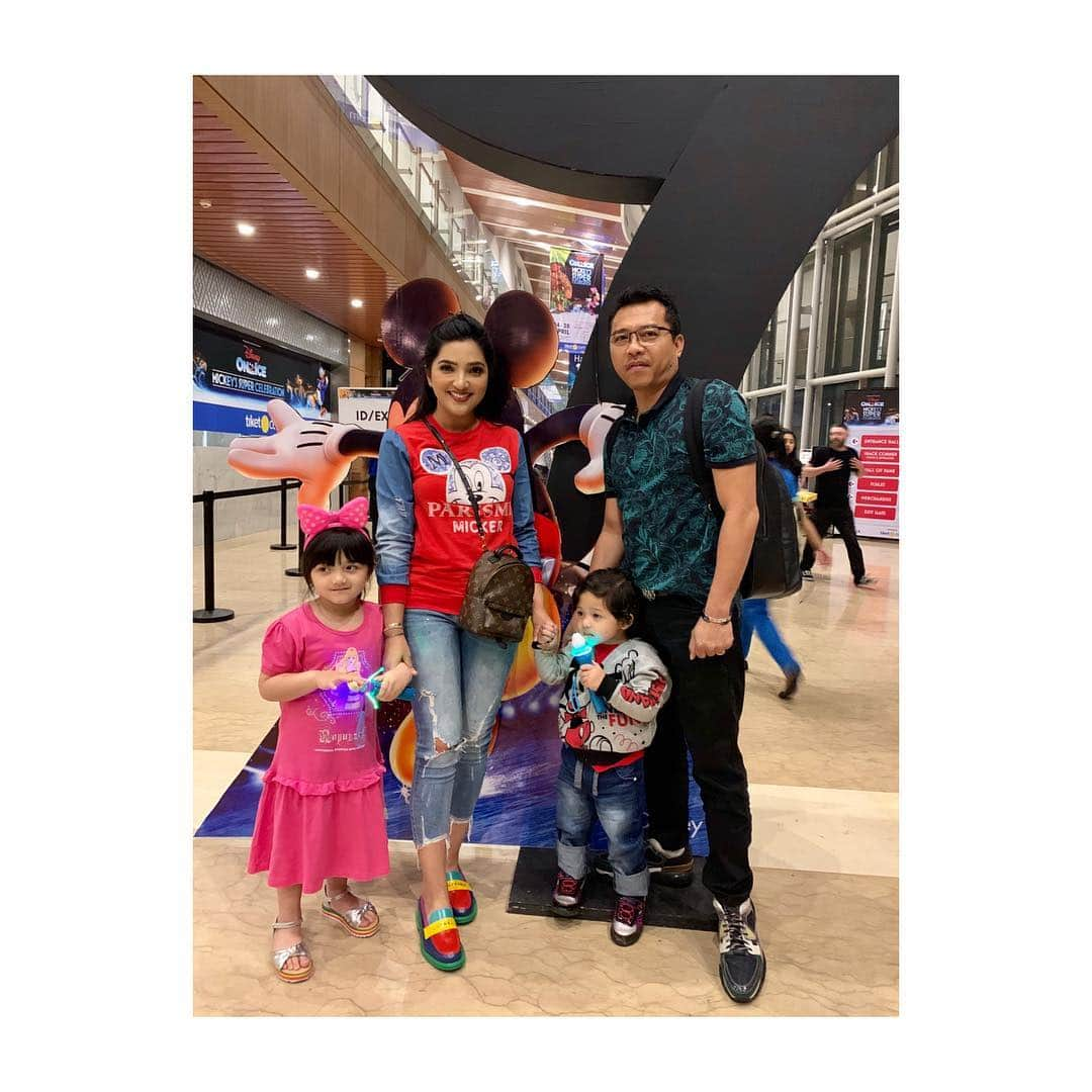 Ashantyさんのインスタグラム写真 - (AshantyInstagram)「Bela2in nonton nemenin anak2,, dengan segala drama, sampe nangis2😭😭 yg penting mereka happy @queenarsy @arsya.hermansyah @ananghijau」4月26日 22時46分 - ashanty_ash