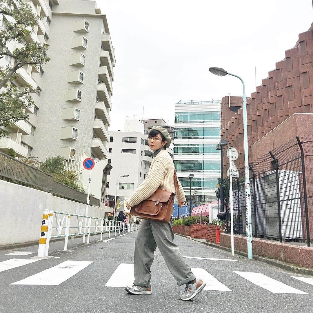 光永さんのインスタグラム写真 - (光永Instagram)「一ヶ月くらい前のコーデ🍮大阪で買ったアイテム多し◎ . ベレー帽：#pug シャツ：#UNRELISH タートルネック：#dholic ニット：#made パンツ：#0264 スニーカー：#newbalance  バッグ：#zatchels  めがね：#toneselectgoods . アースカラーの合わせやすさ◎ ザッチェルズのバッグはスクール感あってほんとかわいい。 . . #code #coordinate #outfit #shortcut #黒髪ショート #ショートカット #ootd #ベレー帽 #渋谷 #ザッチェルズ #メンズライク #ボーイッシュ」4月26日 22時46分 - hinata_official__