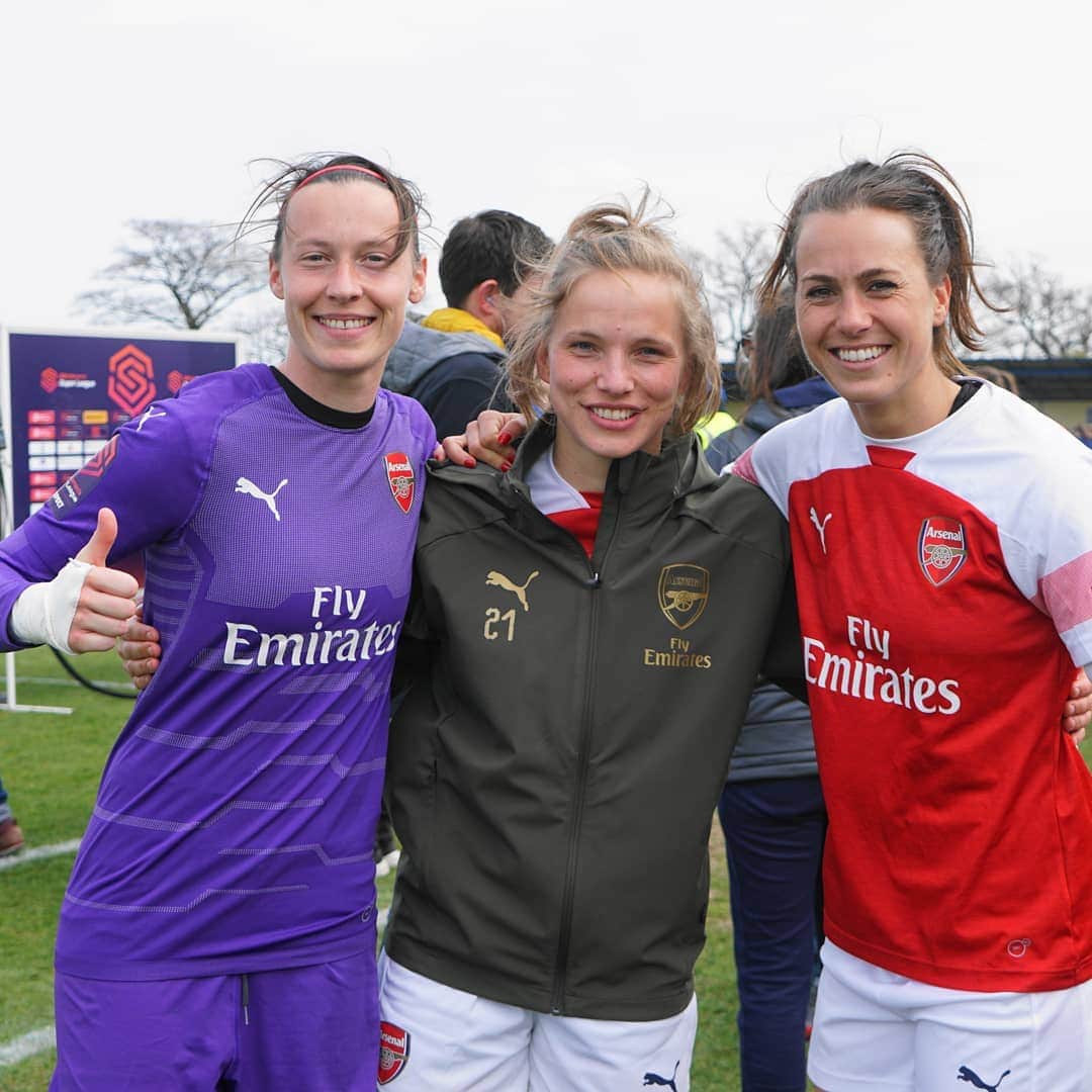 Arsenal Ladiesさんのインスタグラム写真 - (Arsenal LadiesInstagram)「Thumbs up to the weekend! 👍  And what an occasion it could be at the Amex on Sunday 🏟💥 Who's coming to support? * 🆚️ @officialbhafc 🕒 12.15pm 📺 BT Sport 1  Tickets available direct from Brighton's website.」4月26日 22時46分 - arsenalwfc