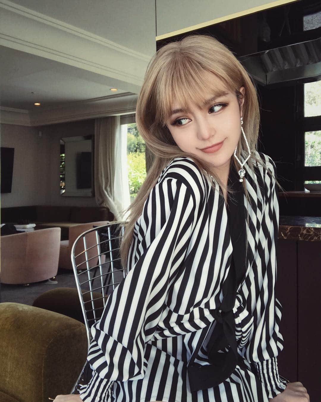 Grace Chowのインスタグラム：「認識很多做飾品的朋友真的很好 拍照連搭配都不需要想哈哈 謝謝@hsuhans 😘」