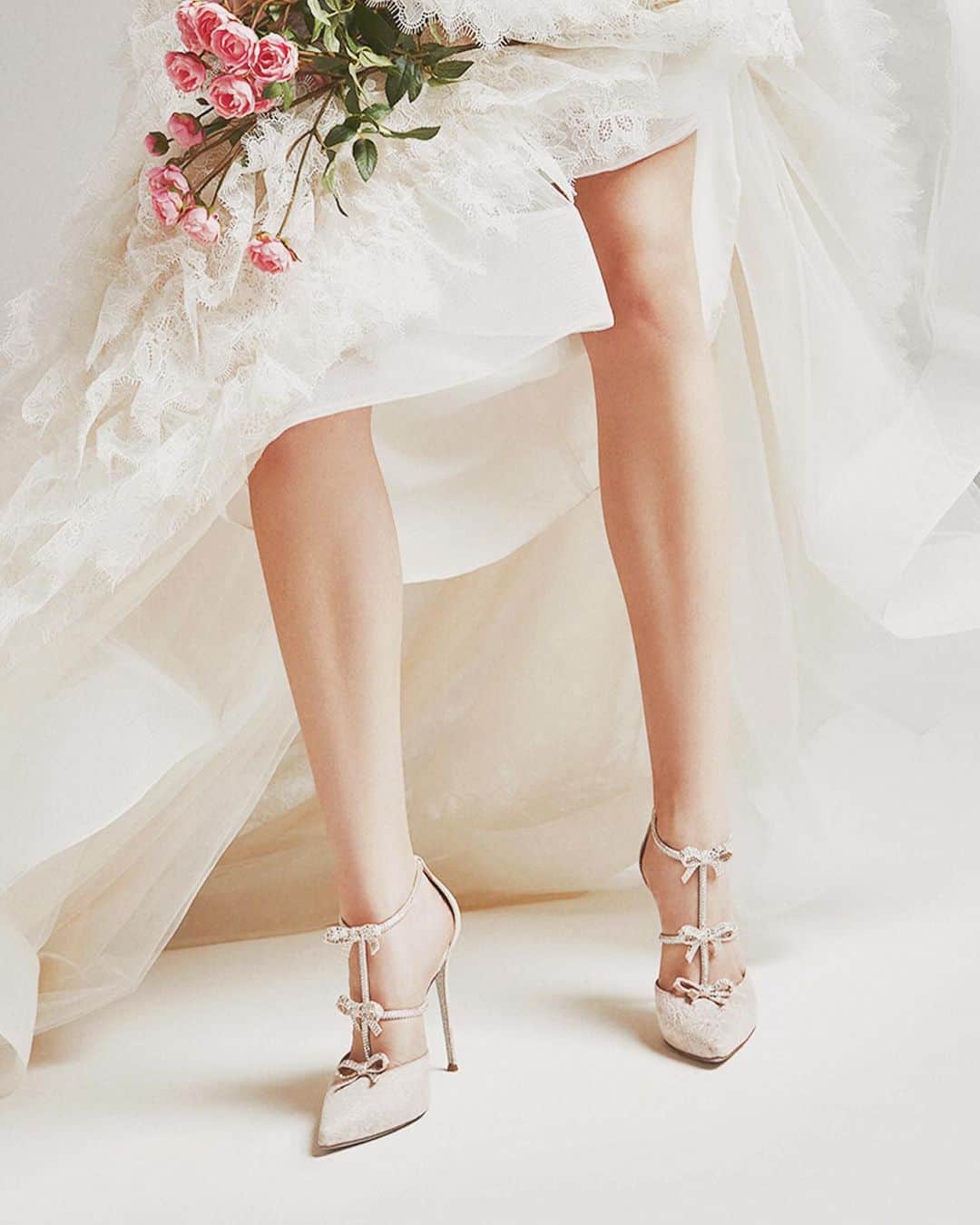 のインスタグラム：「#CaovillaLOVE . Tie the knot - #CaovillaCATERINA , her bows are the purest form of affection . Available in 40mm, 80mm & 105mm, Swipe to view more, Int’l complimentary shipping with T&D inclusive #ReneCaovilla #Love . . . . . . #WeddingBells #WeddingShoes #BridalShoes #LoveQuotes #Wedding #PinkHeels」