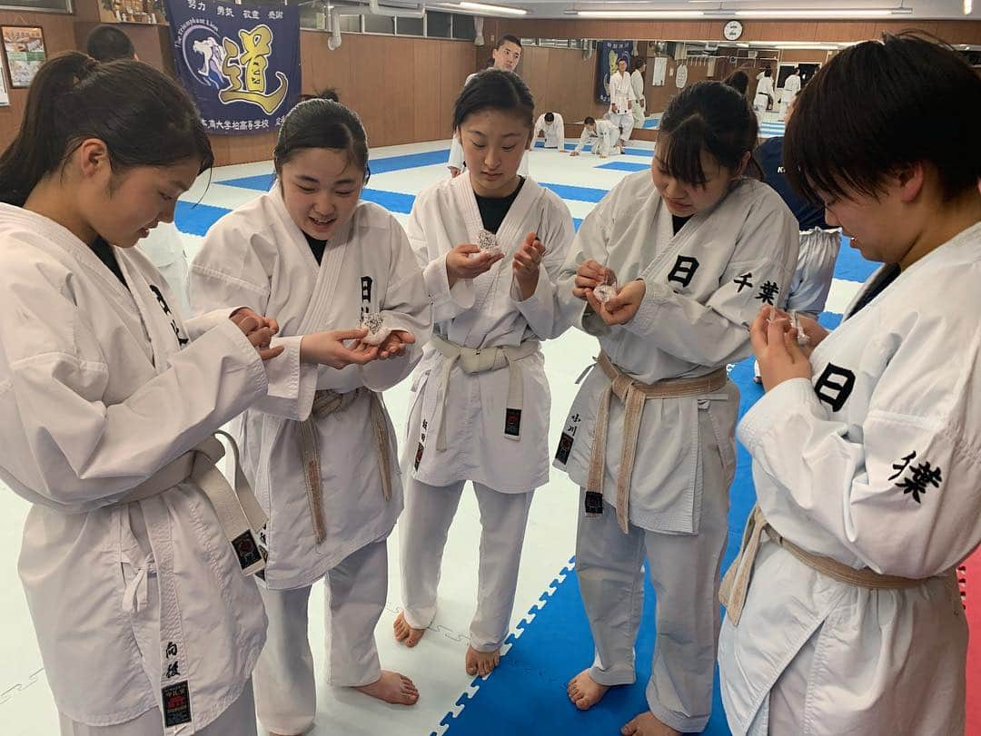 植草歩さんのインスタグラム写真 - (植草歩Instagram)「今日の練習後の捕食は大福食べました💓 女子高生はやっぱ可愛いね👧🏻👧🏻👧🏻 明日は公開練習だよ〜🐰🍓💕 みんな来てね\( ˆoˆ )/🌼*･ . #練習後の捕食 #捕食  #公開練習」4月26日 22時41分 - ayayumin0725