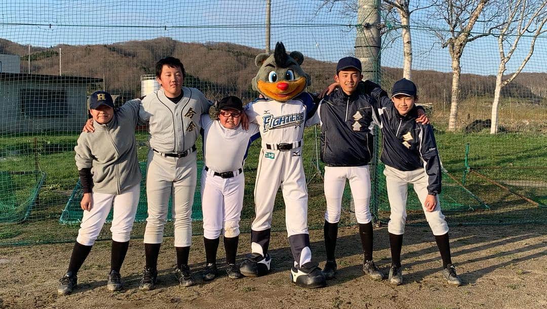 北海道日本ハムファイターズ フレップさんのインスタグラム写真 - (北海道日本ハムファイターズ フレップInstagram)「「The HOME～B☆Bみらい大志プロジェクト～」、いよいよ本格的に始動しました！ 昨日はまず、今金町へ。 ・ 今金中の野球部は、現在部員数がわずか5人。 単独チームが組めず、近隣の中学校との合同チームで試合に臨んでいます。 彼らが何とか来年度には単独チームが組めるよう、中学野球部はもちろん、小学生の野球少年団「今金イーグルス」を支援していくのが、今金でのひとつの大きなミッション。 初日の今回は、指導者の方々と今後について打合せの後、子ども達の練習に顔を出してキャッチボールやノックをして来ました⚾️ みんな本当に素直な良い子たちで、そんな彼らを心から応援していきたい😊 みんな、これから1年間一緒に歩いて行こうね❗️ ・ by B☆B ・ ・ ・ #lovefighters #驀進 #飛び出せ新時代 #BB212 #みらい大志 #TheHOME #今金中学校野球部 #今金イーグルス #今金町 #27～29日は札幌ドームにいま～す♪」4月26日 22時42分 - frep_the_fox