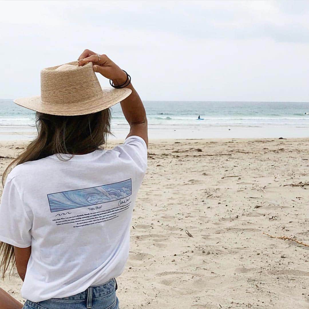 ラレイアのインスタグラム：「🌴 明日からはいよいよGW😊✨ 皆さんはどこか旅行やイベントに行かれますか？💓 ・ La Leia川崎店 @laleia.kwsk 吉祥寺店 @laleia_kichijoji ではGWフェアを開催中🧡 お得な10日間になっております😍 ・ webサイトでは日替わりクーポンも配布中！ 毎日がお得なフェアを開催中✨ ・ ぜひお見逃しなく☺️‼︎ ・ THANK YOU #Repost @kaoriishiguro ♡♡♡ ・ @laleia_official  @colleenwilcoxgallery_jp  #colleen#colleenwilcox#art#hawaii#aloha#surf#beach#fashion#laleia#ハワイ#フォトジェニック#インスタ映え#インスタ女子#アロハ#ビーチ#海を感じる雑貨#ラレイア#アート#ビーチガール#サーフスタイル#大人カジュアル#旅行#トラベラー#tシャツ#ビーチコーデ」