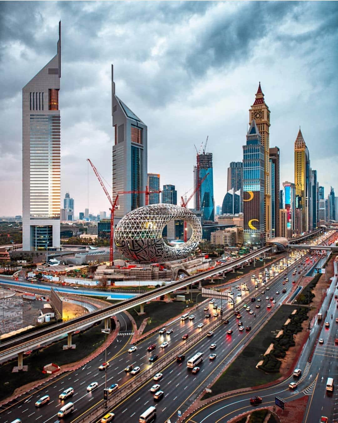 ドバイのインスタグラム：「Sheikh Zayed Road #Dubai 📷:@alphaspotting」