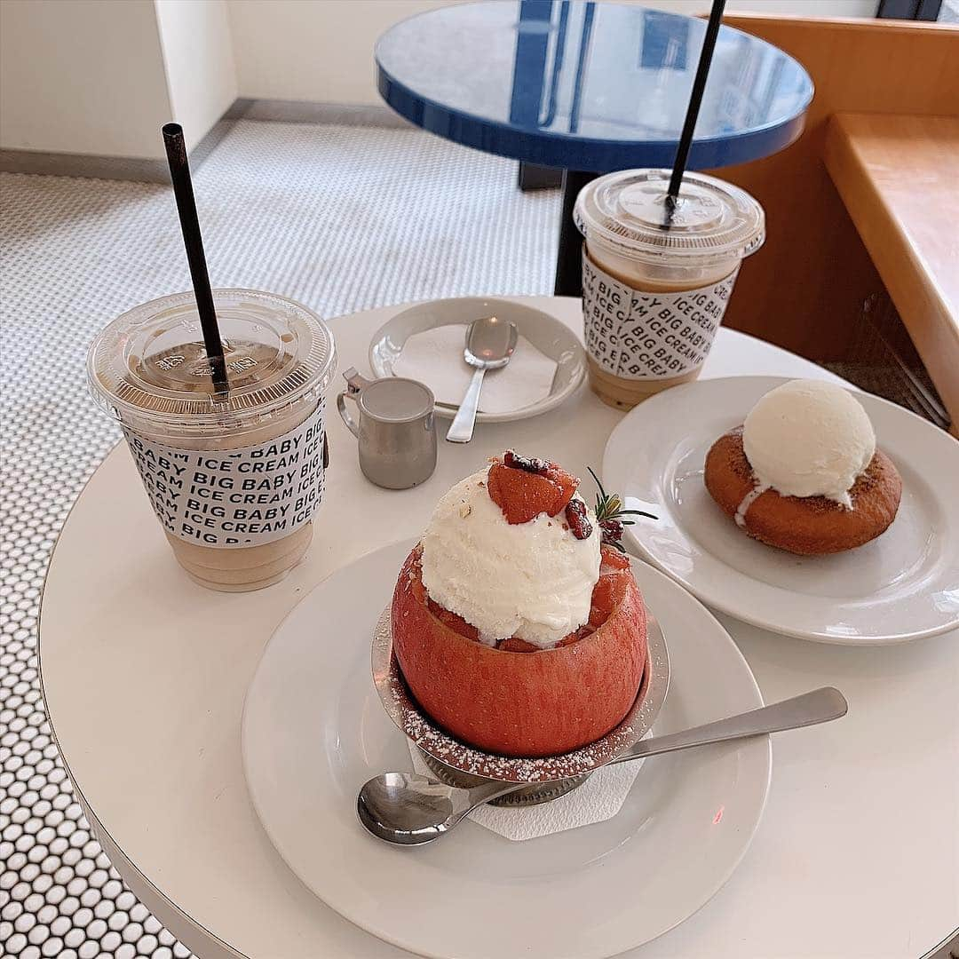 古関れんさんのインスタグラム写真 - (古関れんInstagram)「🍨🍒﻿ ﻿ 韓国みたいなカフェ♡﻿ まさかの新丸子駅のちかく！﻿ わたしはまるごとアップルシナモンアイス﻿ またはやく行きたいくらい美味しかった〜﻿ ﻿ 今日は仕事して買い物して﻿ 友達とご飯食べて真っ当に生きてる感﻿ あってしあわせ〜﻿ ﻿ #BIGBABYICECREAM﻿ #カフェ巡り」4月26日 22時48分 - renkoseki