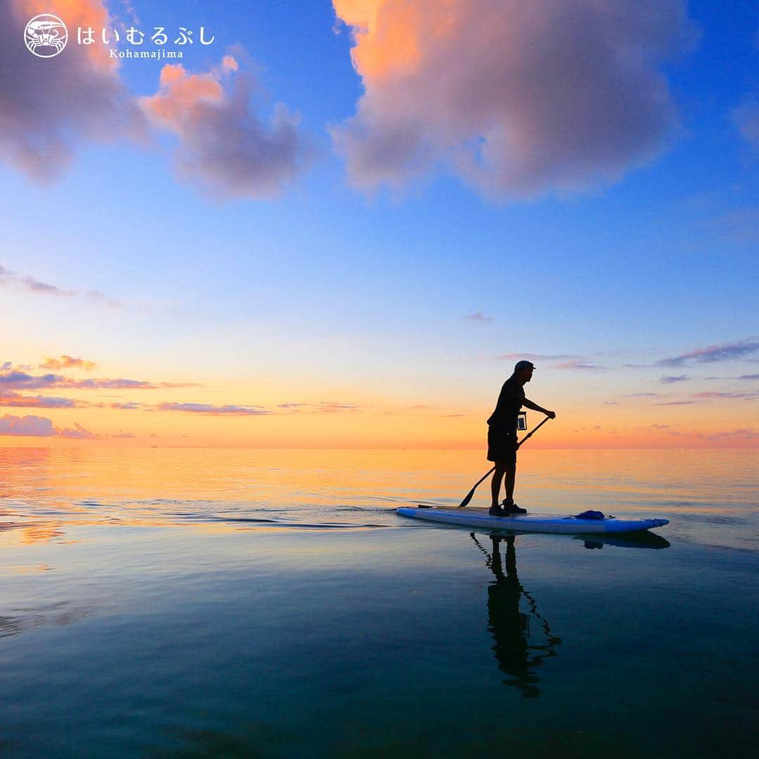HAIMURUBUSHI はいむるぶしさんのインスタグラム写真 - (HAIMURUBUSHI はいむるぶしInstagram)「穏やかな日の夕暮れ時… 鏡のような海にSUPボードで漕ぎ出し、海上からマジックアワーの優雅なひとときを楽しむ島時間。#沖縄 #八重山諸島 #小浜島 #スタンドアップパドル #夕暮れ #マジックアワー #リゾート#はいむるぶし #japan #yaeyamaislands #kohamaisland #sup #standuppaddle #magichour #sunset #beachresort #haimurubushi @minefuyu_yamashita」4月26日 22時53分 - haimurubushi_resorts