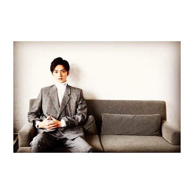 山本涼介さんのインスタグラム写真 - (山本涼介Instagram)「山本の横空いてますよ…！ #2人掛けソファって落ち着くよね」4月26日 22時53分 - ryosuke_y_515