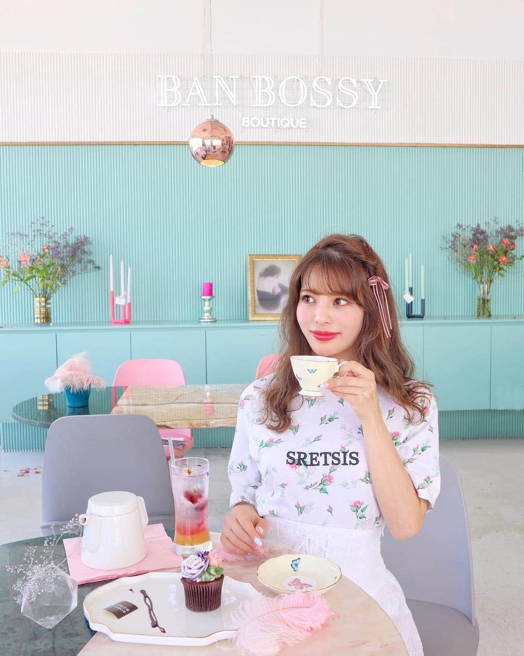 小沼瑞季さんのインスタグラム写真 - (小沼瑞季Instagram)「BAN BOSSY BOUTIQUE☕️💕💚﻿ ミントグリーン×ピンクな配色が可愛すぎなカフェ💖﻿ ﻿ バンボッシーっていう韓国のブランドが﻿ ショールームも兼ねて営業しているカフェなんだって😻﻿ ﻿ フラワーカップケーキと紅茶と﻿ フラワーレモネードを頼んだよ☕️🌼﻿ ﻿ ﻿ ここも弘大から少し離れた場所で﻿ この前載せた美女と野獣のカフェも近いよ🙆‍♀️﻿ ﻿ ﻿ 【💐住所💐】﻿ 서울특별시 마포구 서교동 408-17, 3F﻿ ﻿ #banbossyboutique#banbossy#컵케익#꽃#알록달록 #날씨좋다#사진찍기좋은카페#弘大#弘大カフェ#韓国#韓国カフェ#ソウルカフェ#밴보시부티크 #아메리카노#cake#バンボッシー#koreacafe#みいきとらべる✈️ #みいきのカフェめぐり☕️🍰﻿」4月26日 23時03分 - mizukikonuma