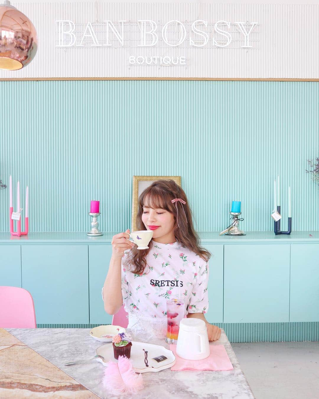 小沼瑞季さんのインスタグラム写真 - (小沼瑞季Instagram)「BAN BOSSY BOUTIQUE☕️💕💚﻿ ミントグリーン×ピンクな配色が可愛すぎなカフェ💖﻿ ﻿ バンボッシーっていう韓国のブランドが﻿ ショールームも兼ねて営業しているカフェなんだって😻﻿ ﻿ フラワーカップケーキと紅茶と﻿ フラワーレモネードを頼んだよ☕️🌼﻿ ﻿ ﻿ ここも弘大から少し離れた場所で﻿ この前載せた美女と野獣のカフェも近いよ🙆‍♀️﻿ ﻿ ﻿ 【💐住所💐】﻿ 서울특별시 마포구 서교동 408-17, 3F﻿ ﻿ #banbossyboutique#banbossy#컵케익#꽃#알록달록 #날씨좋다#사진찍기좋은카페#弘大#弘大カフェ#韓国#韓国カフェ#ソウルカフェ#밴보시부티크 #아메리카노#cake#バンボッシー#koreacafe#みいきとらべる✈️ #みいきのカフェめぐり☕️🍰﻿」4月26日 23時03分 - mizukikonuma