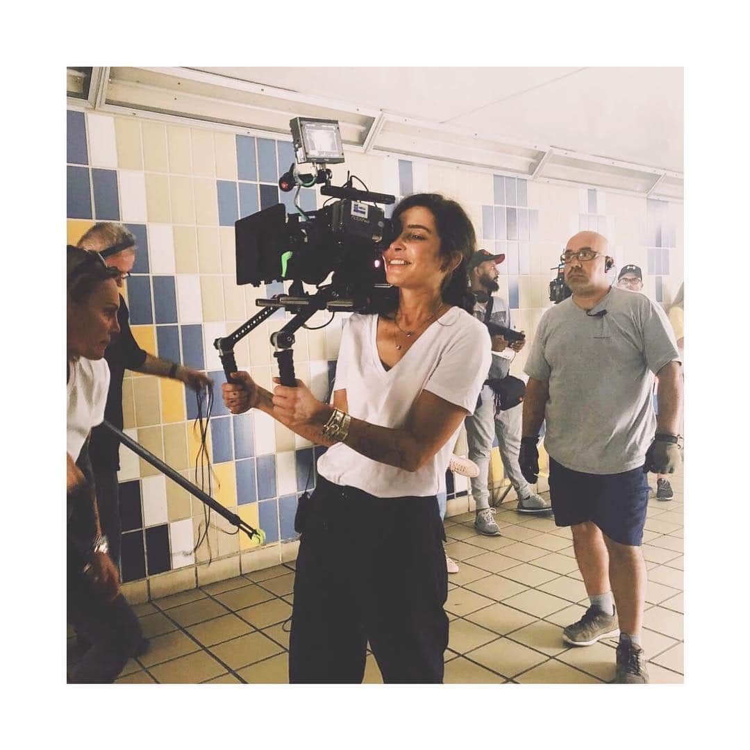 リード・モラノのインスタグラム：「#Repost @farahkhalilm · · ·  First time working with a female DOP #setlife 📸 by another female filmmaker @farahkhalilm —————— #femalefilmmakerfriday to dubai and back」