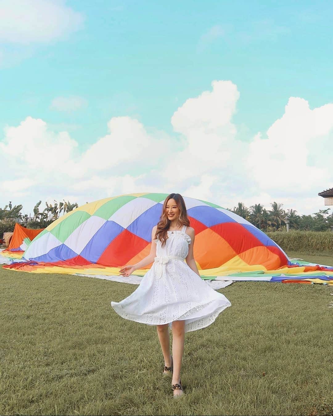 エリッサ・ヤマダのインスタグラム：「Before 🏕 & After 🎈😁 (swipe left)  Never thought my first Hot Air Balloon ride would be in #Bali, until my brotherboo @vncntsim suggested it as a birthday present —love you bb!! 🤗 I'll talk about it a little later! Btw, I was wearing @jolie_clothing beautiful white dress which can be worn as a skirt, too! 😻  #ellejessinbali #hotairballoon #explorebali」