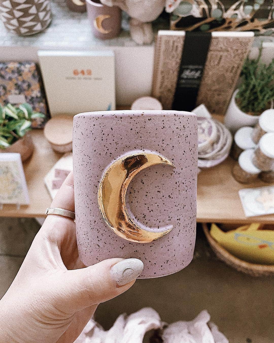Manamiのインスタグラム：「🌜💭💕 ネイルとおそろい💅🏼☾ ㅤ 買えば良かったと後悔してるやつ🙄 💬💔 なぜ買わなかった🤦🏽‍♀️ 2枚目のは買ったやつ👌🏽💕」