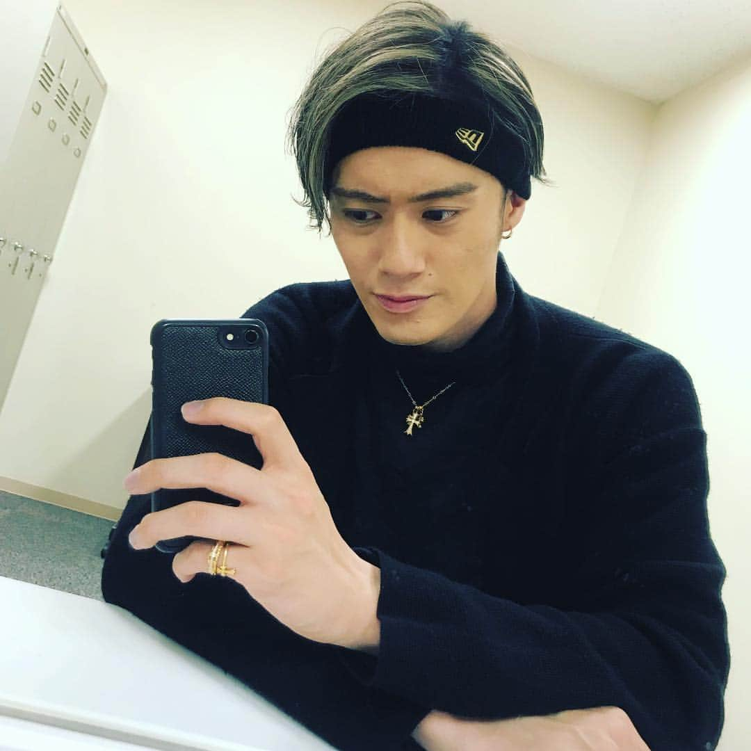 山口智也さんのインスタグラム写真 - (山口智也Instagram)「久しぶりのインスタ投稿になってしまいました。。 今日の私服、黒タートル、黒パンツ、黒カーディガン、黒ヘアバン、黒スニーカー。  またちょこちょこ上げていきますね、あとインスタライブそろそろしたい。  あ、染めたの好評で嬉しい。 コメント待ってます！  #solidemo #tomoya #ootd」4月26日 23時08分 - tomoyamaguchi