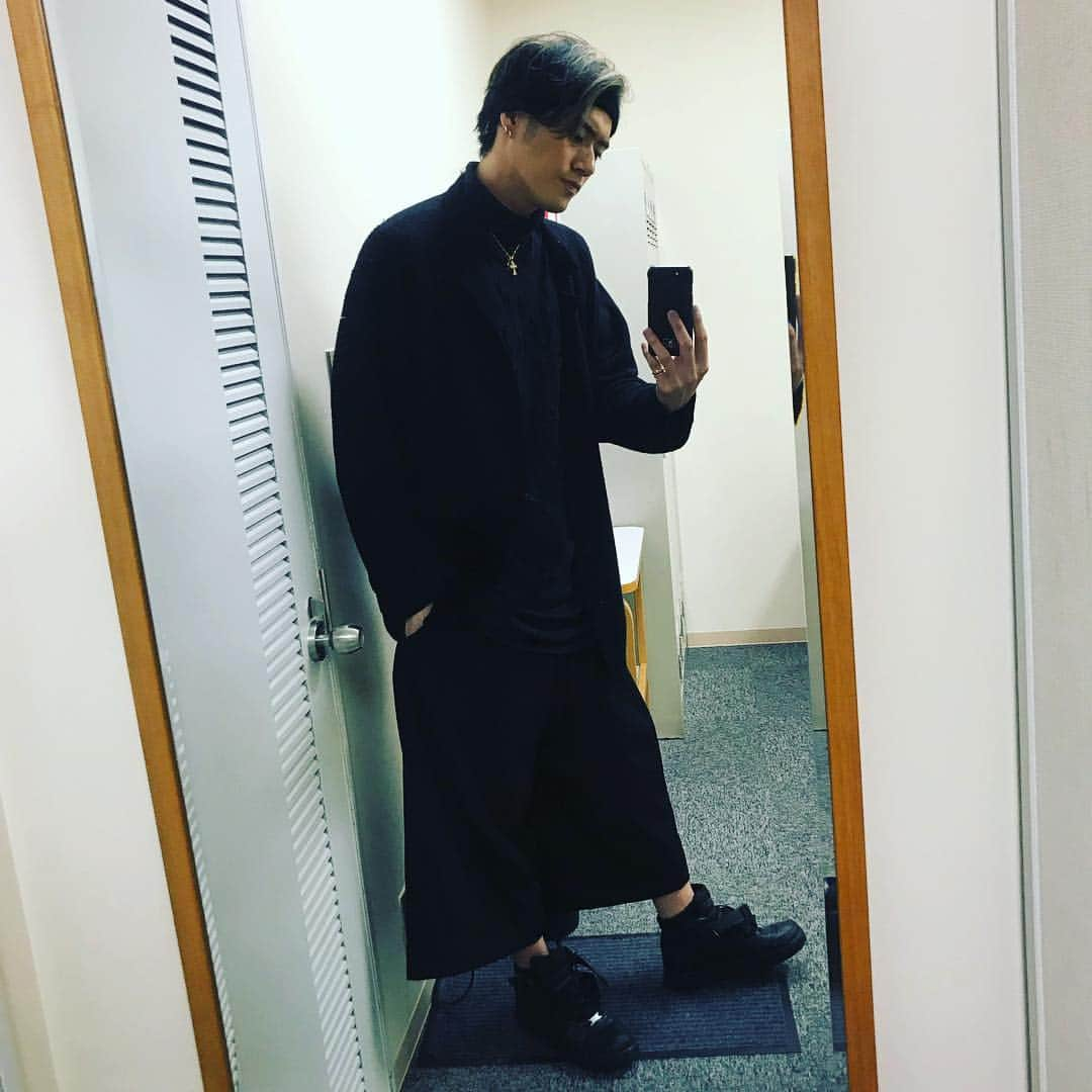 山口智也さんのインスタグラム写真 - (山口智也Instagram)「久しぶりのインスタ投稿になってしまいました。。 今日の私服、黒タートル、黒パンツ、黒カーディガン、黒ヘアバン、黒スニーカー。  またちょこちょこ上げていきますね、あとインスタライブそろそろしたい。  あ、染めたの好評で嬉しい。 コメント待ってます！  #solidemo #tomoya #ootd」4月26日 23時08分 - tomoyamaguchi