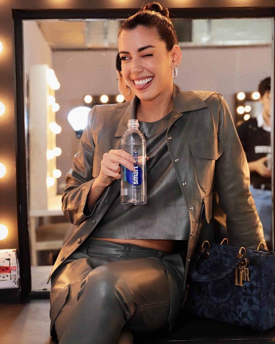 Garotas Estupidasさんのインスタグラム写真 - (Garotas EstupidasInstagram)「Esqueço do batom mas não esqueço mais de beber água! Kkkk @smartwater_br cmg até no fashion week pra manter a hidratação em dia! 💙 #MadeSmart #SmartWater #publishow / ph: @ricardooaugusto」4月26日 23時10分 - camilacoutinho