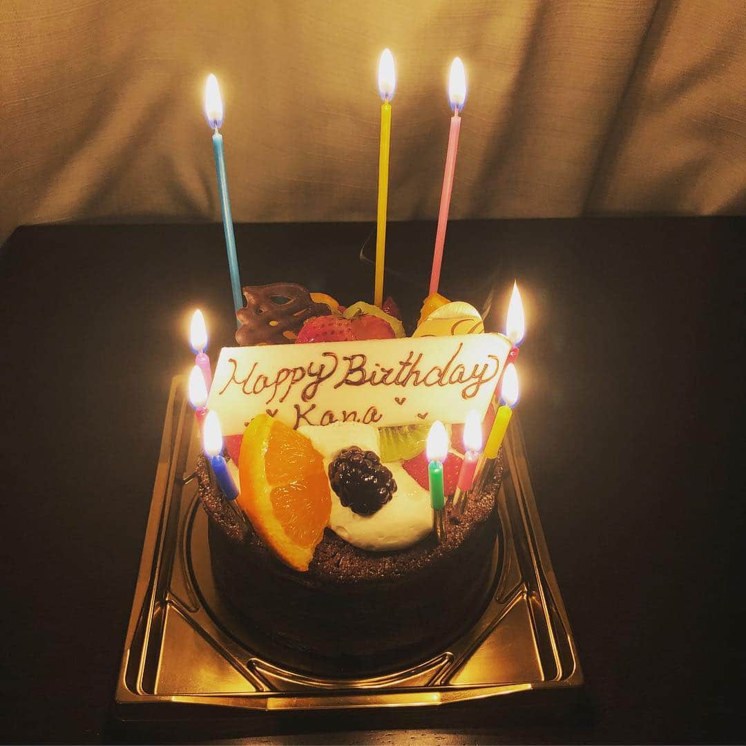 美甘子さんのインスタグラム写真 - (美甘子Instagram)「今日は4月26日マイバースデー🎂 37歳になりました。両親、家族に感謝。流石に年齢を実感せずにはいられない歳になりました。体力的にも精神的にも疲れることも増えちゃったので、毎日朗らかでいられるよう、日々楽しい気持ちで過ごしていきたいです！皆様いつもありがとう😊 #誕生日 #平成最後の誕生日 #37歳 #4月26日 #本名は加奈です」4月26日 23時10分 - rekish_mikako