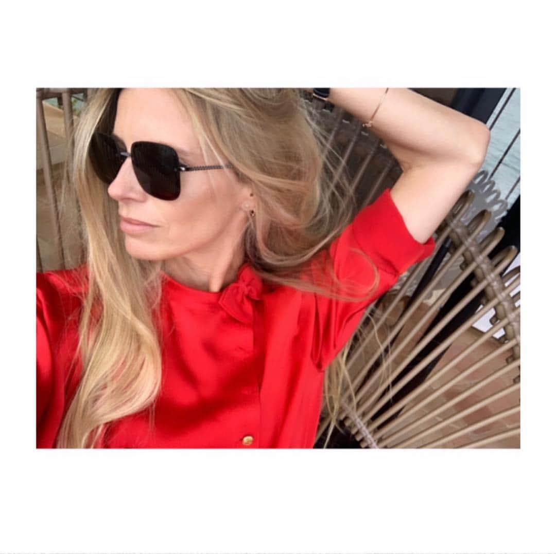 ローラ・ベイリーさんのインスタグラム写真 - (ローラ・ベイリーInstagram)「Loving Hyères Festival ~  A celebration of creativity, the new and the bold (design and photography), in collaboration with @chanelofficial 🇫🇷💋 (Vintage Chanel blouse and clogs , 20 euros vintage velvet skirt & shiny new shades...). ☀️ Time out | St Tropez 🖤 #CHANEL #HyeresFestival2019」4月26日 23時16分 - laurabaileylondon