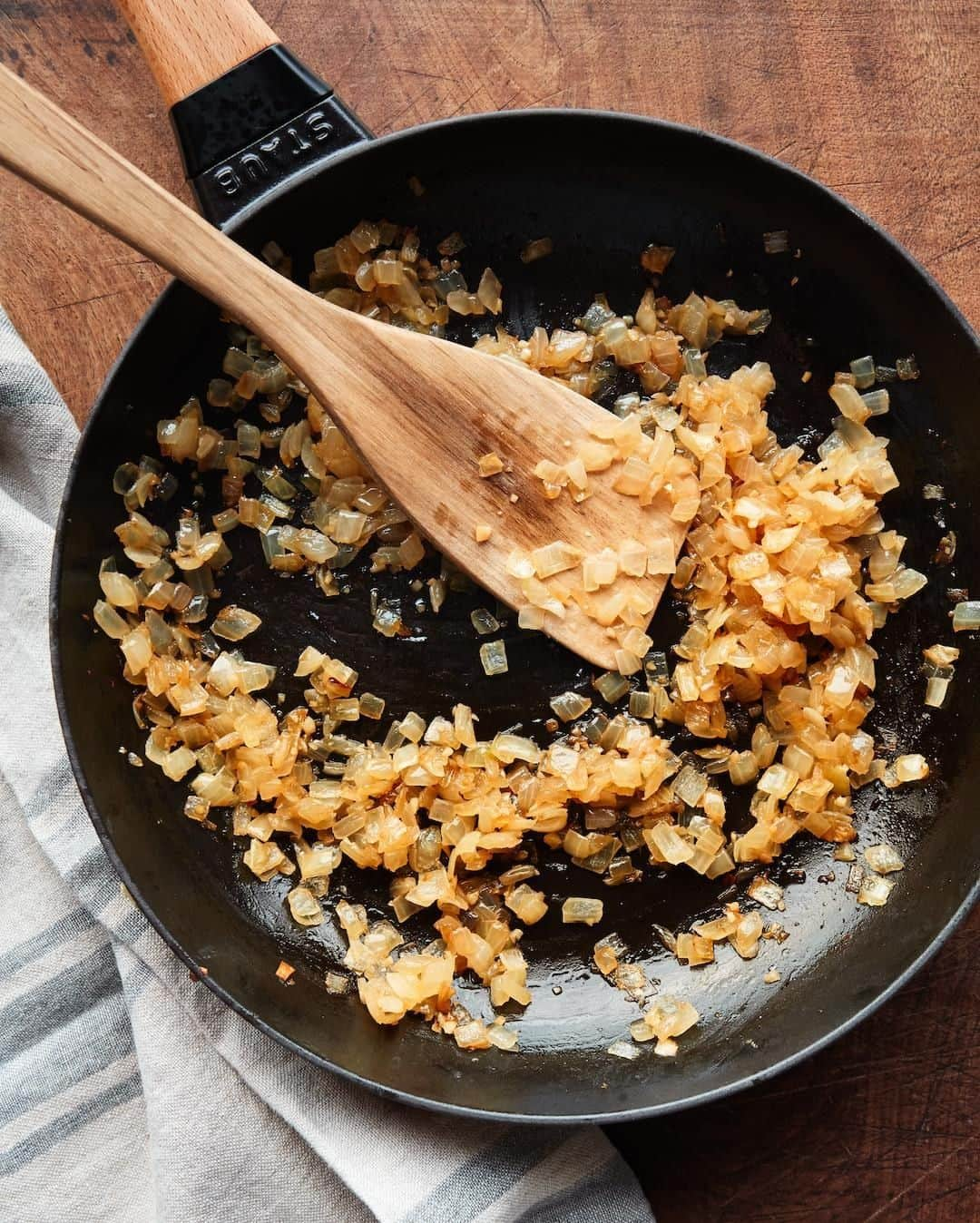 Staub USA（ストウブ）さんのインスタグラム写真 - (Staub USA（ストウブ）Instagram)「The unique, black finish on the inside of all Staub Cast Iron (and on the outside some) is enamel with a little bit of texture that allows for better browning when you cook. The great part is, unlike uncoated cast iron, you don't need to "season" us, we are safe for acid foods like tomatoes, and we clean up easily. 🖤 #MadeinStaub」4月26日 23時30分 - staub_usa