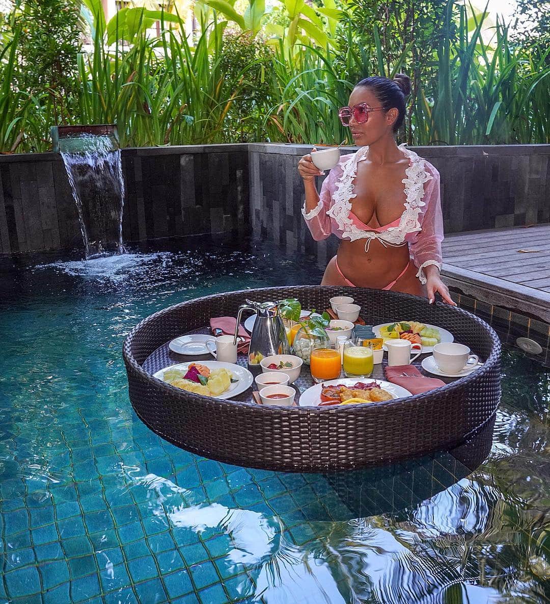 Aylen Aのインスタグラム：「Morning dip with my breakfast 🌸👙😋 Resort @theanvayabeachresortbali」