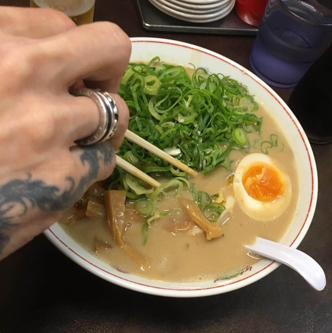 宮上元克のインスタグラム：「SUGIZO君と天一🍜 #sugizo #天下一品」