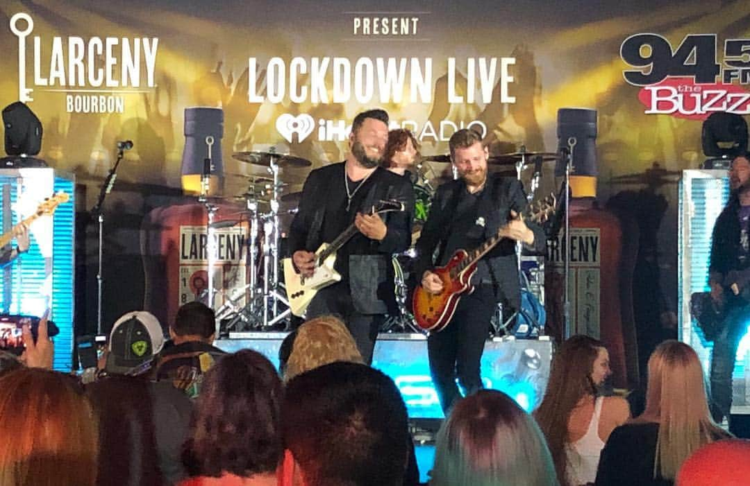 ヒンダーさんのインスタグラム写真 - (ヒンダーInstagram)「We had a blast playing for @larcenybourbon @945thebuzz and @iheartradio in Houston last night! We’re still in town and playing @bikesonthebayou tonight! #hinder #halo #concert」4月26日 23時30分 - hindermusic