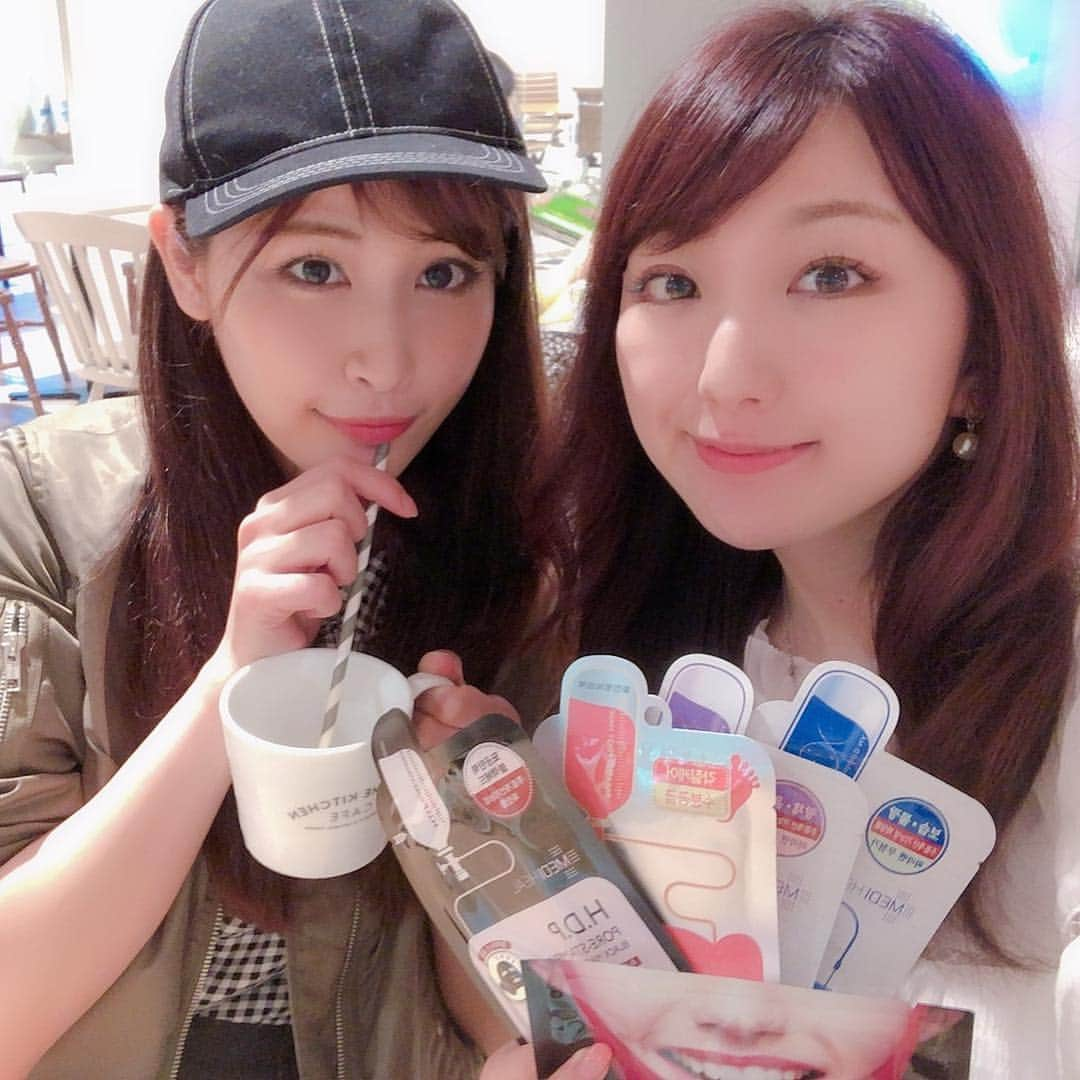 尻無浜冴美さんのインスタグラム写真 - (尻無浜冴美Instagram)「昨日はももちゃん(@momochadayo )と展示会巡りしてきた^ ^﻿ ずっと楽しみにしてた大好きなスナイデル、リリーの新作は今回もキュンキュンする素敵な物ばかりで選び抜くのが大変だった😂💓💓﻿ ﻿ 他のブランドさんもときめく物ばかりで、早くも秋服着るのがたのしみ！！﻿ 夏もまだきてない状態ですが笑﻿ 胸いっぱい満たされてまたしばらく頑張れるー🤩🎉❗️❗️﻿ 韓国帰りのももちゃんから、たくさんパック貰っちゃった💖 美意識高いももちゃんの話聞いてると私も頑張ろってなる！！！ 気になってた物ばかりでうれしいな〜ありがとう(〃ω〃)✨✨ ﻿ ﻿ ﻿ ﻿ #snidel﻿ #スナイデル  #リリーブラウン﻿ #lilybrown  #ミラオーウェン﻿ #milaowen  #フレイアイディー #frayid  #マッシュホールディングス  #展示会 #展示会巡り #展示会レポ #展示会ディスプレイ  #新作 #新作発表  #exhibition  #threetwins #スリーツインズアイスクリーム  #オーガニック #オーガニック食品 #organic  #コスメキッチン #コスキチ #cosmekitchen #ナリン #ナリンハーブオイル #韓国土産 #korea」4月26日 23時30分 - saemi_shinahama