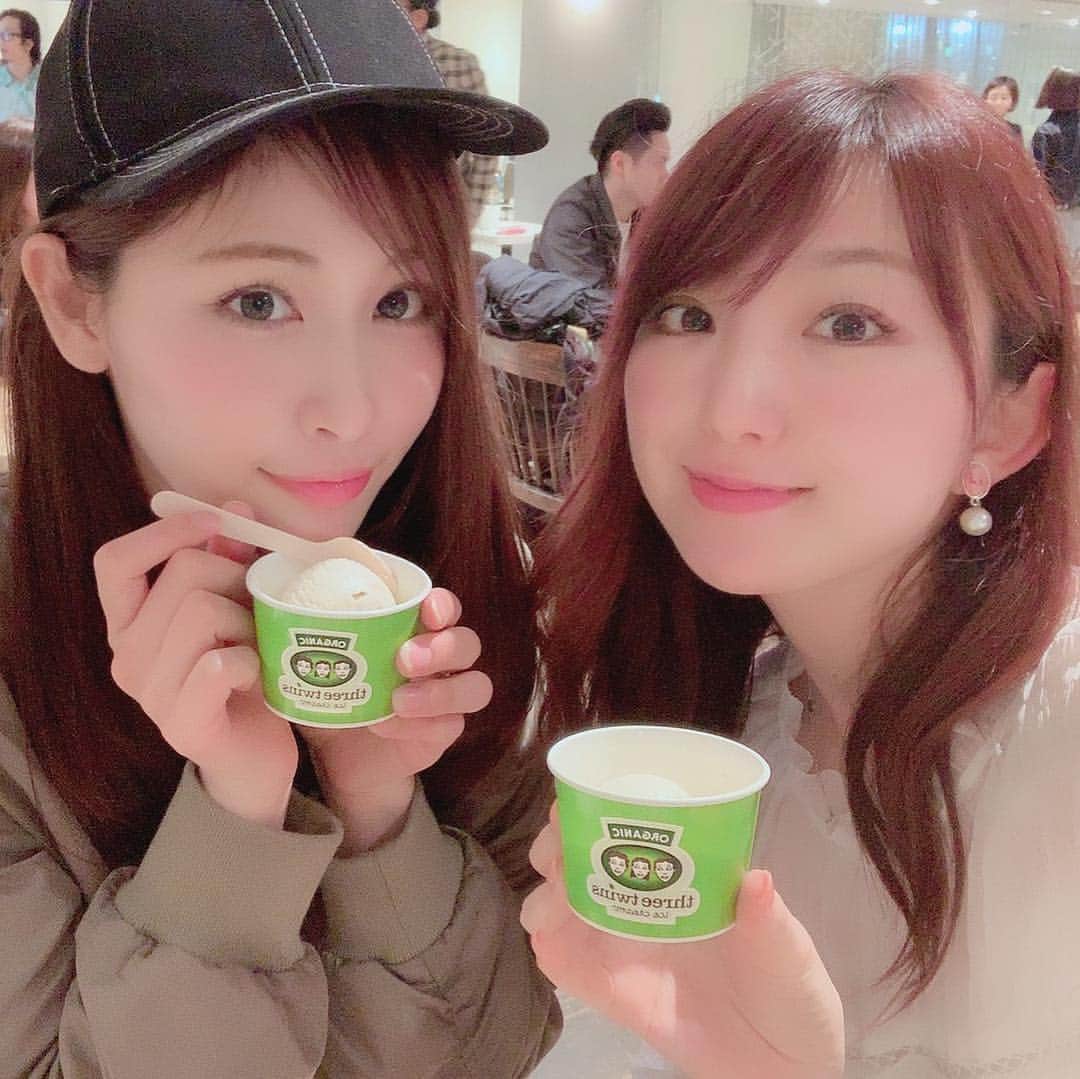 尻無浜冴美のインスタグラム：「昨日はももちゃん(@momochadayo )と展示会巡りしてきた^ ^﻿ ずっと楽しみにしてた大好きなスナイデル、リリーの新作は今回もキュンキュンする素敵な物ばかりで選び抜くのが大変だった😂💓💓﻿ ﻿ 他のブランドさんもときめく物ばかりで、早くも秋服着るのがたのしみ！！﻿ 夏もまだきてない状態ですが笑﻿ 胸いっぱい満たされてまたしばらく頑張れるー🤩🎉❗️❗️﻿ 韓国帰りのももちゃんから、たくさんパック貰っちゃった💖 美意識高いももちゃんの話聞いてると私も頑張ろってなる！！！ 気になってた物ばかりでうれしいな〜ありがとう(〃ω〃)✨✨ ﻿ ﻿ ﻿ ﻿ #snidel﻿ #スナイデル  #リリーブラウン﻿ #lilybrown  #ミラオーウェン﻿ #milaowen  #フレイアイディー #frayid  #マッシュホールディングス  #展示会 #展示会巡り #展示会レポ #展示会ディスプレイ  #新作 #新作発表  #exhibition  #threetwins #スリーツインズアイスクリーム  #オーガニック #オーガニック食品 #organic  #コスメキッチン #コスキチ #cosmekitchen #ナリン #ナリンハーブオイル #韓国土産 #korea」