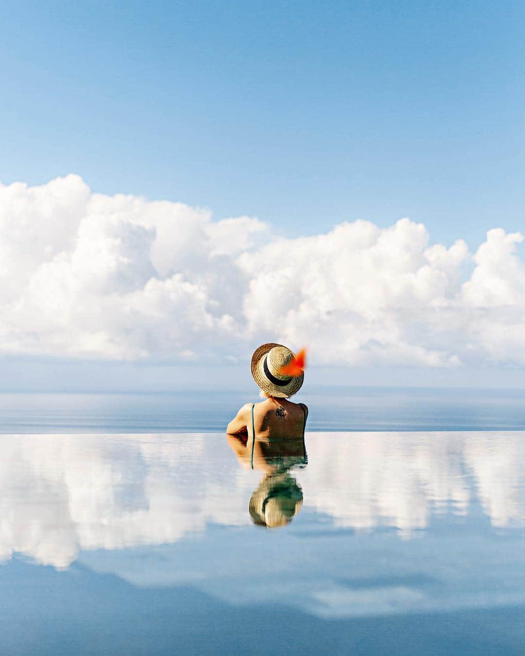 リリー＝ローズ・メロディのインスタグラム：「La tête dans les nuages ☁️ One of my absolute fav thing about this photo is the orange butterfly that was passing by🧡」